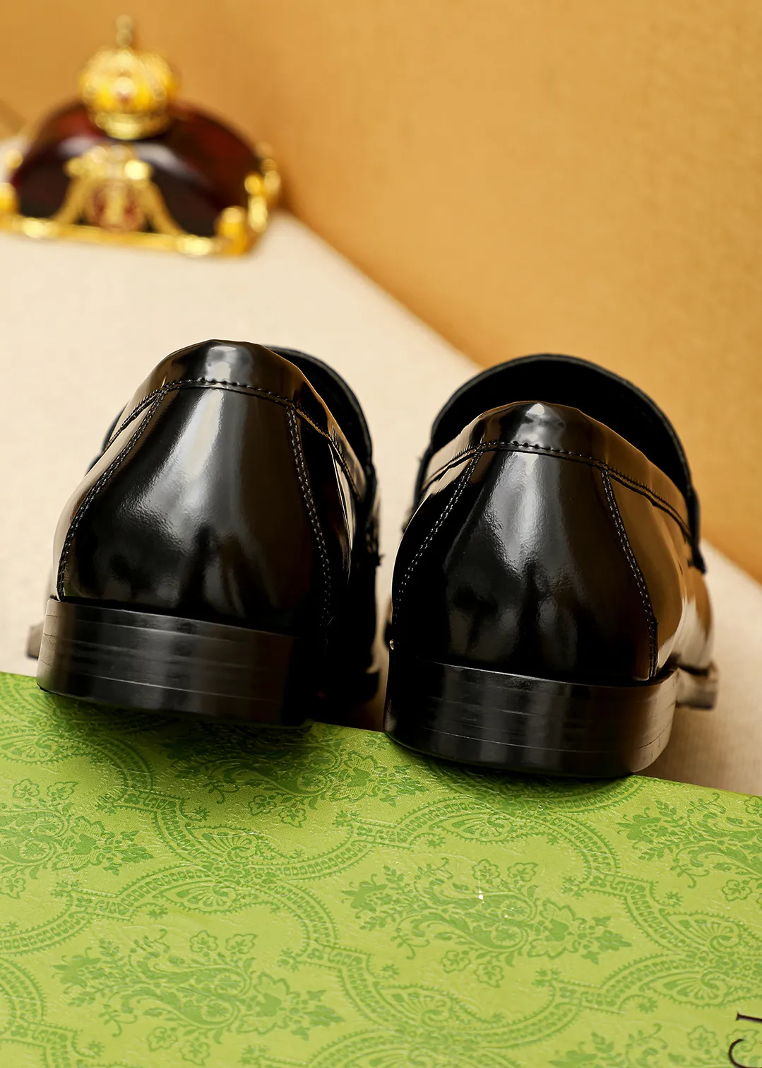 Men's shoes 💰480 💐 Product trademark: GUCCI "Gucci" casual leather shoes Regular size: 38-44 (45.46🉑️customized) Product materials: Selected imported first-layer calfskin embossed upper + luxury hardware buckle, imported water-dyed cowhide leather lining. Strong three-dimensional visual effect, original outsole color: 2 colors available